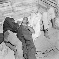 Афроамериканец в Белкрос, Северна Каролина. Мигриращи селскостопански работници, които спят в къща, където тридесет и пет души са настанени