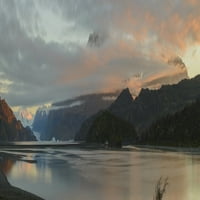 Сутрешна светлина и облаци над сиво езеро, сив ледник, Национален парк Торес дел Пейн, отпечатък на чили