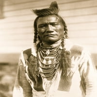 Портрет на половин дължина на индийския мъж, обърнат отпред, облечен в риза с мъниста кожица, едно перо и огърлица. Печат на плакат